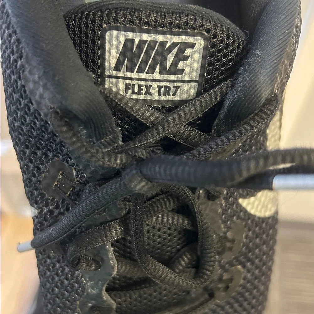Nike Flex TR7 Women’s Black Athletic Shoes Gray Nike Logo Size 10